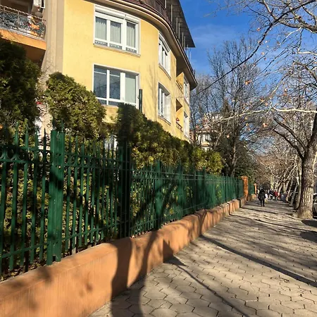 Great With 3 Bedrooms And 3 Underground Parking Spaces Apartment
